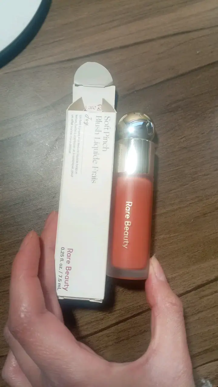 Rubor Líquido Rare Beauty Soft PINCH Joy - 1
