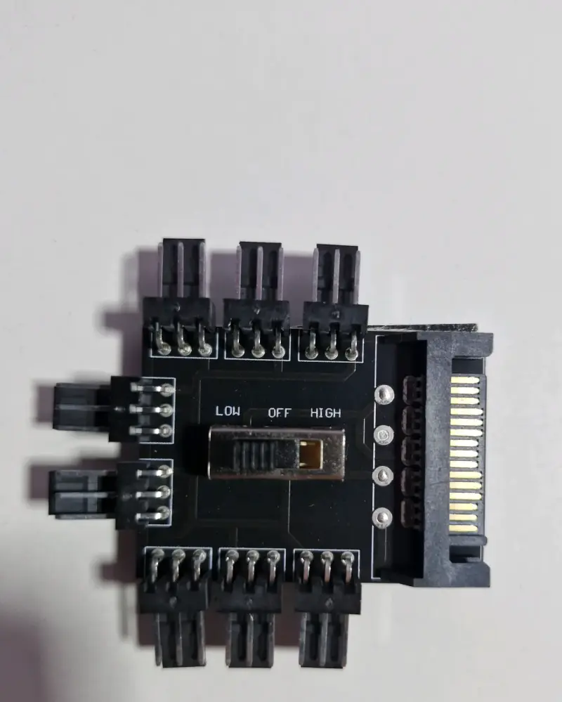 Controlador de Ventiladores PC con Conector SATA - 1