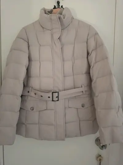 Chaqueta acolchada beige con cinturón - miniatura 1