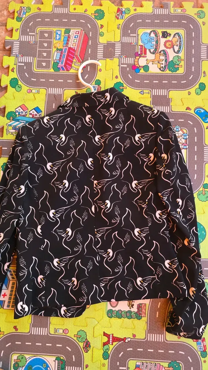 Blazer estampado negro con diseño de cisnes - 4