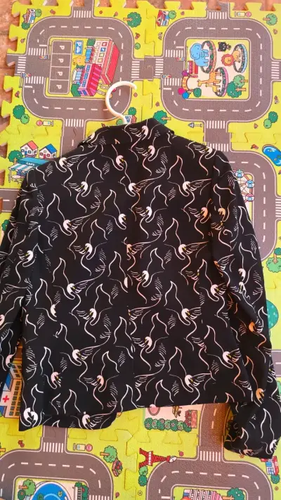 Blazer estampado negro con diseño de cisnes - miniatura 4
