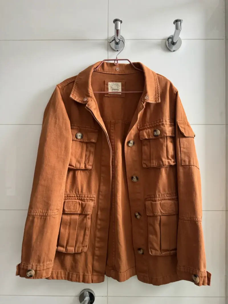 Chaqueta de mezclilla marrón con bolsillos