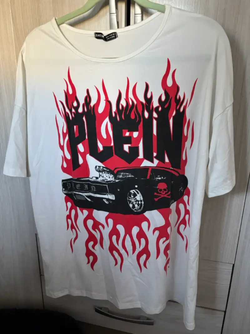 Polera blanca con diseño de auto y llamas talla M - 1