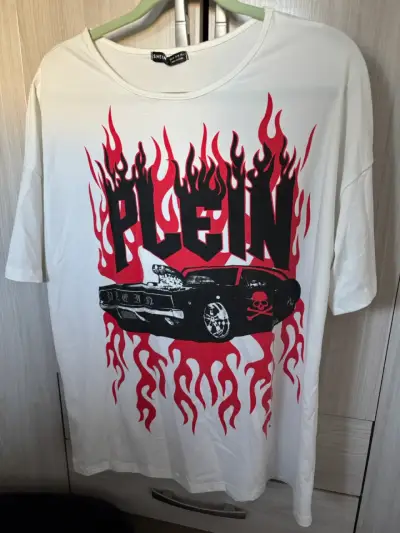 Polera blanca con diseño de auto y llamas talla M - miniatura 1