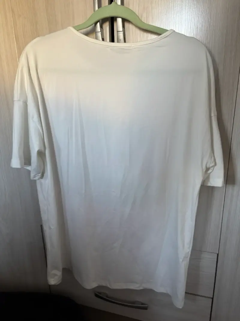 Polera blanca con diseño de auto y llamas talla M - 2