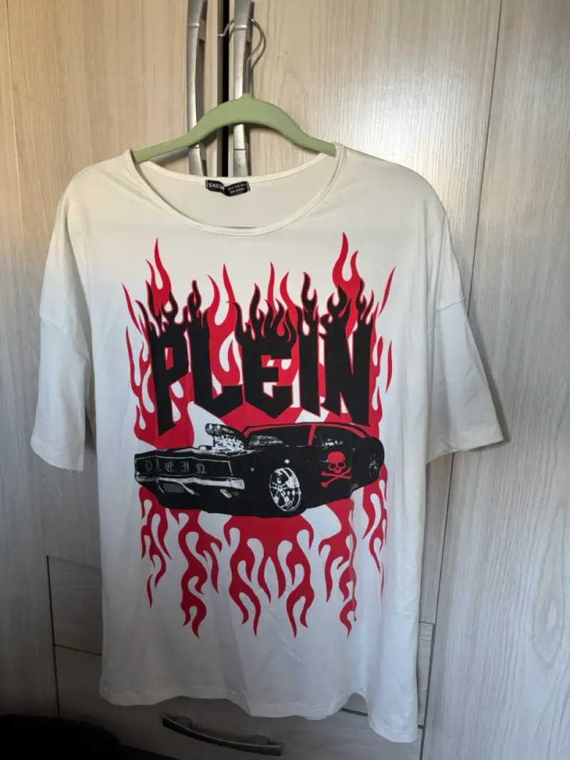 Polera blanca con diseño de auto y llamas talla M - 3