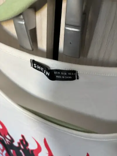 Polera blanca con diseño de auto y llamas talla M - miniatura 5