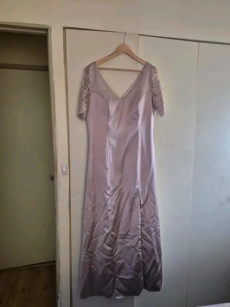Vestido largo de fiesta color lila con encaje - 1