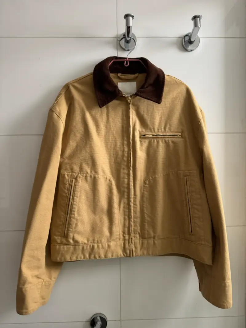Chaqueta de mezclilla beige con cuello marrón