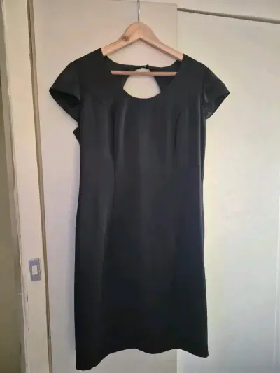 Vestido negro elegante con diseño de abertura - miniatura 1