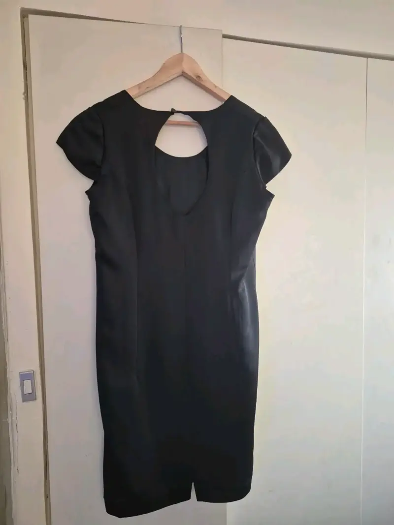 Vestido negro elegante con diseño de abertura - 2