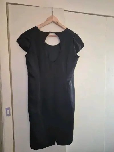 Vestido negro elegante con diseño de abertura - miniatura 2