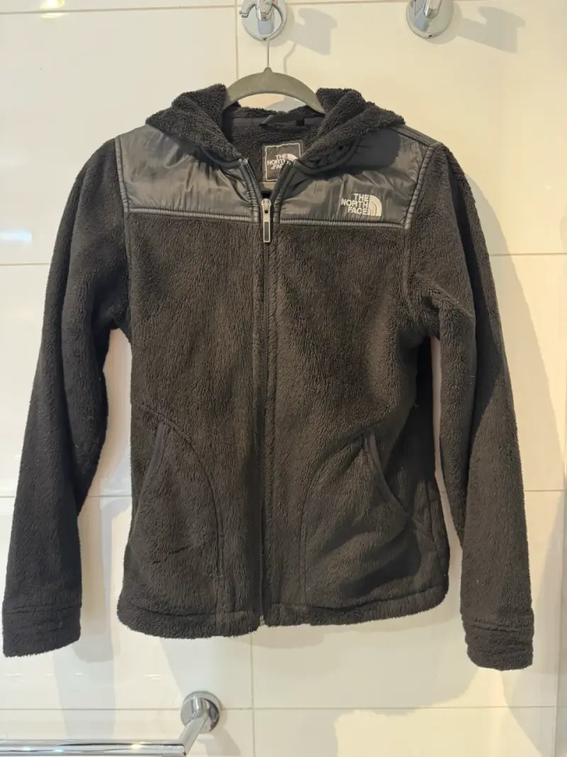 Chaqueta polar negra The North Face con capucha