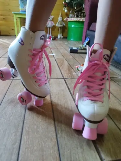 Patines de Cuatro Ruedas Blancos con Cordones Rosados - miniatura 1