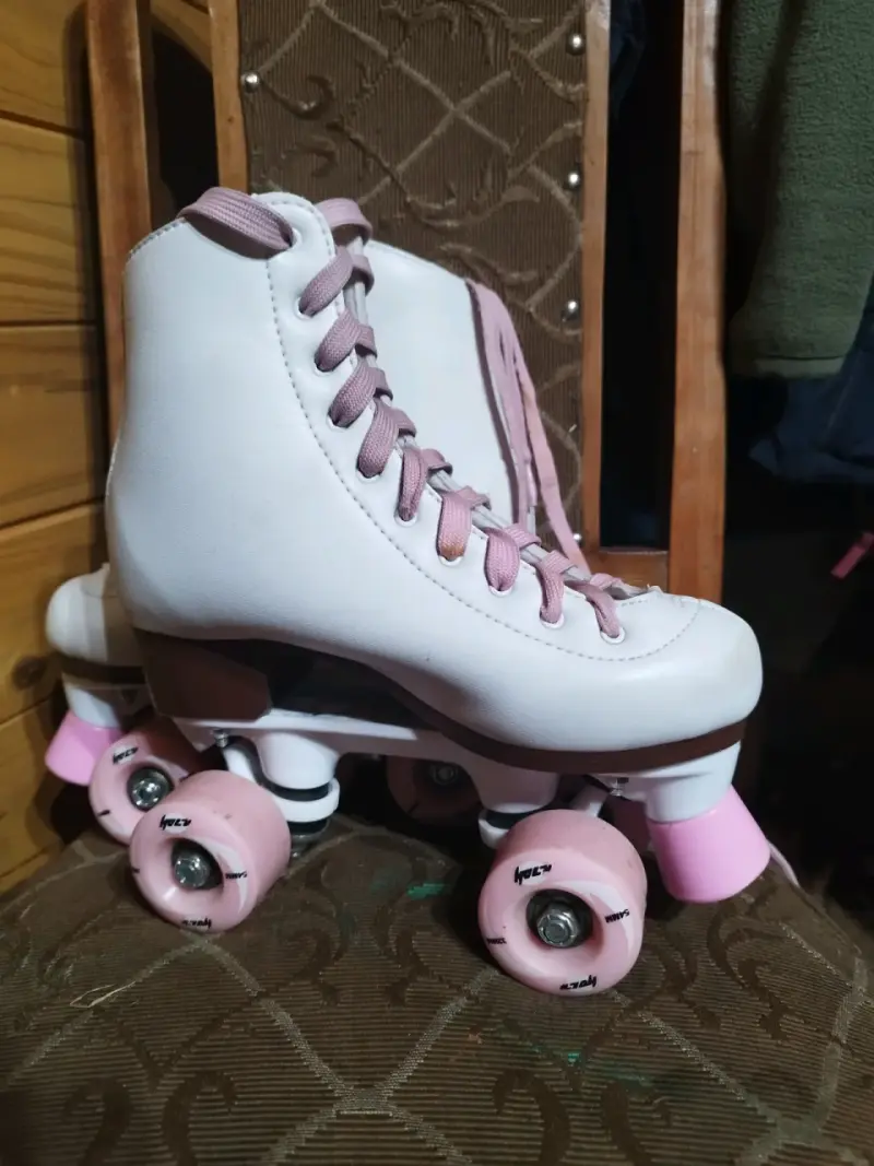 Patines de Cuatro Ruedas Blancos con Cordones Rosados - 2