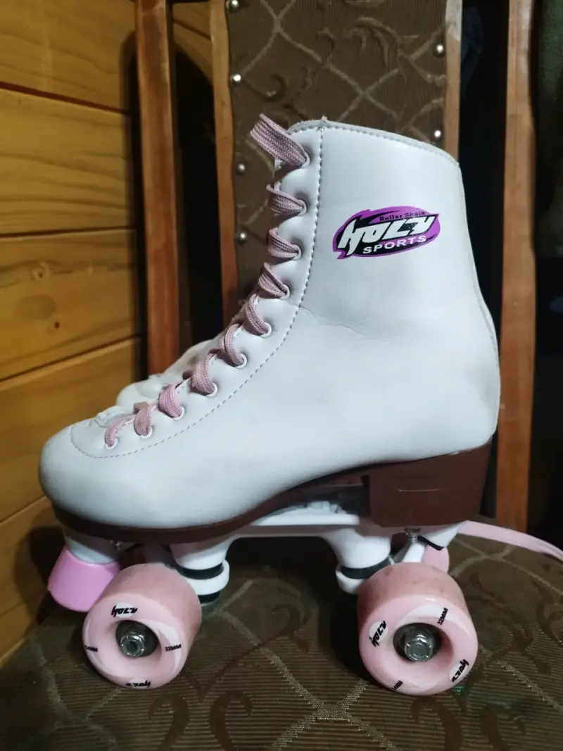 Patines de Cuatro Ruedas Blancos con Cordones Rosados - 3