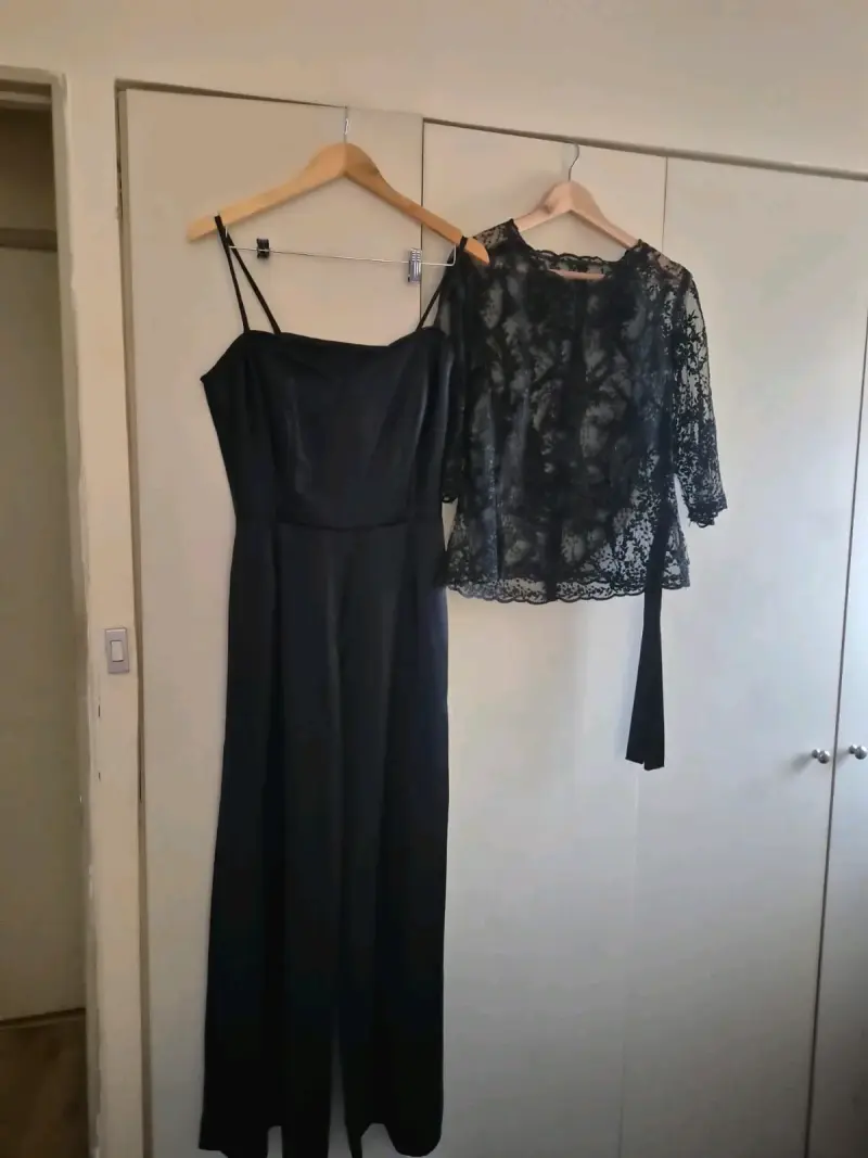 Conjunto de Jumpsuit Negro y Blusa de Encaje