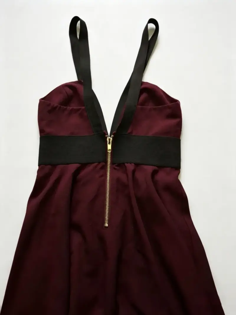 Vestido corto burdeos con tirantes negros - 3