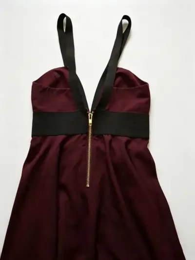Vestido corto burdeos con tirantes negros - miniatura 3