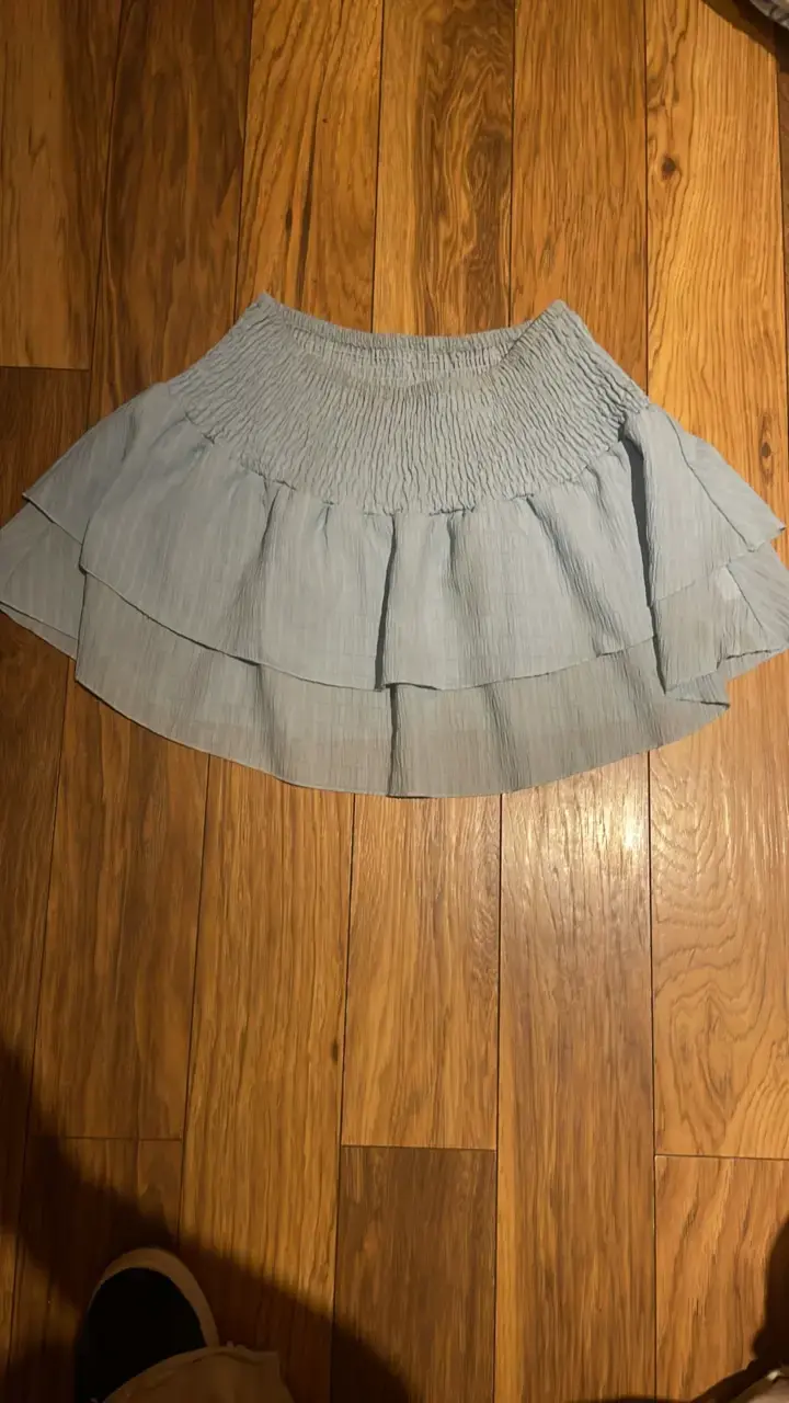 Falda corta azul con volantes talla S