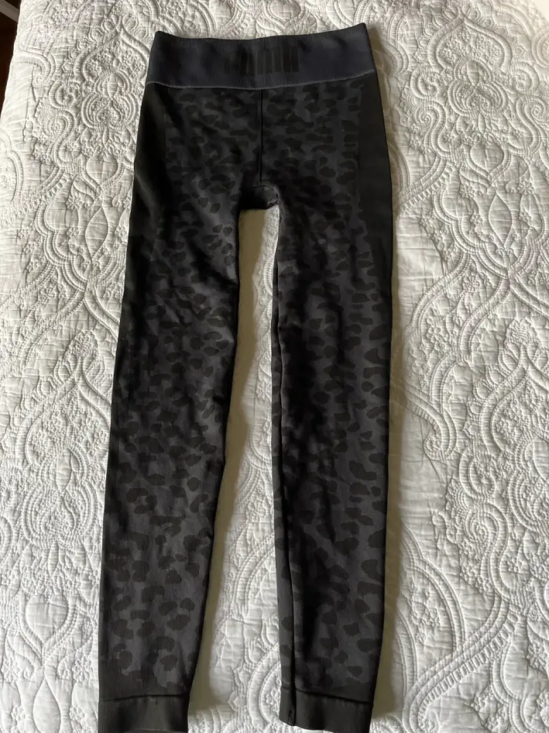 Leggings deportivos negros con estampado animal print - 1