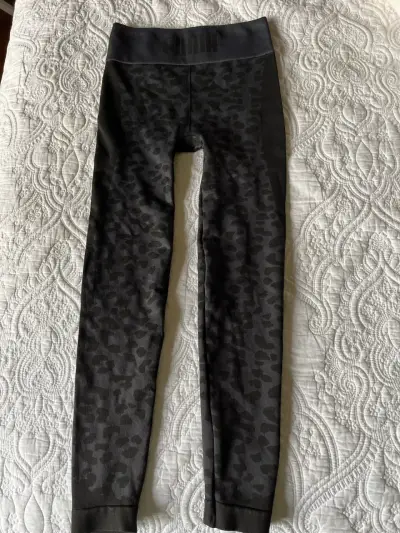 Leggings deportivos negros con estampado animal print - miniatura 1