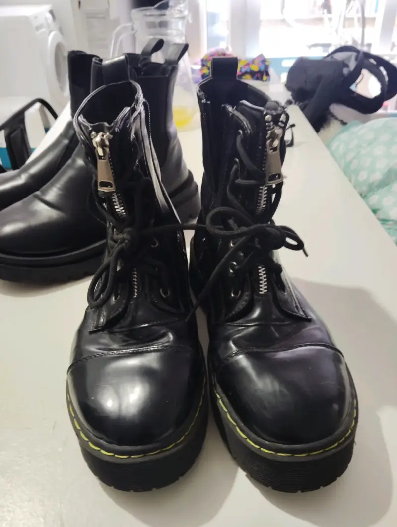 Botas negras con cierre y cordones - 1