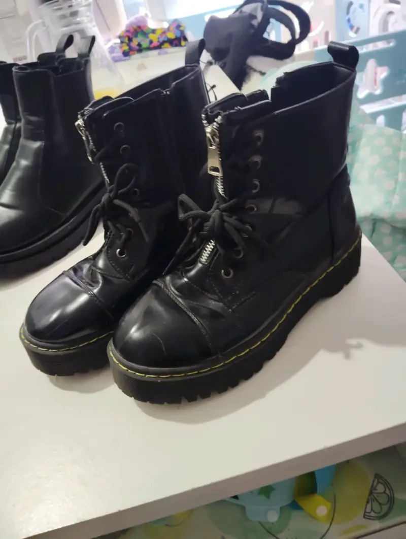Botas negras con cierre y cordones - 2