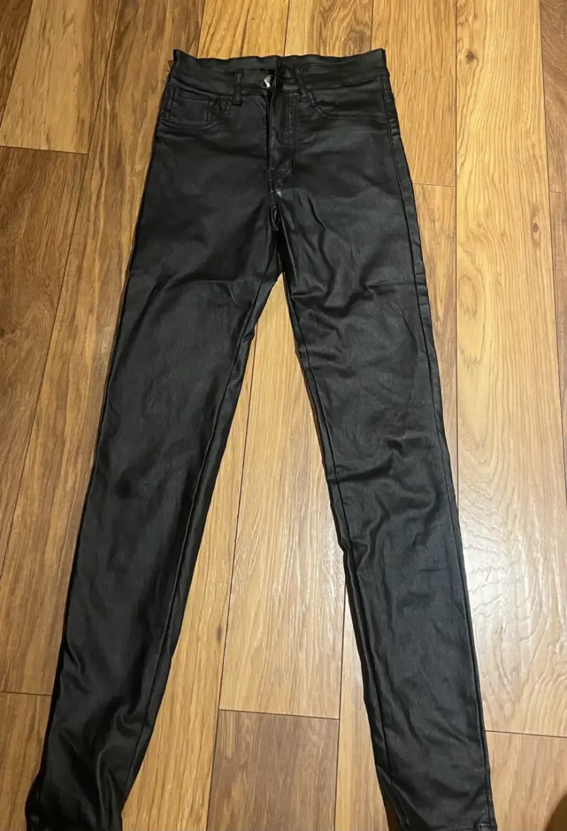 Pantalones negros de cuero sintético para mujer - 1