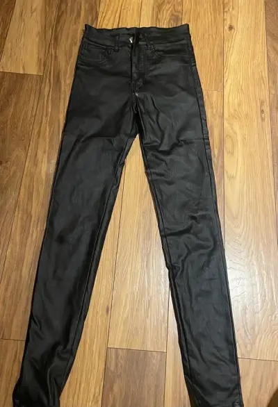 Pantalones negros de cuero sintético para mujer - miniatura 1