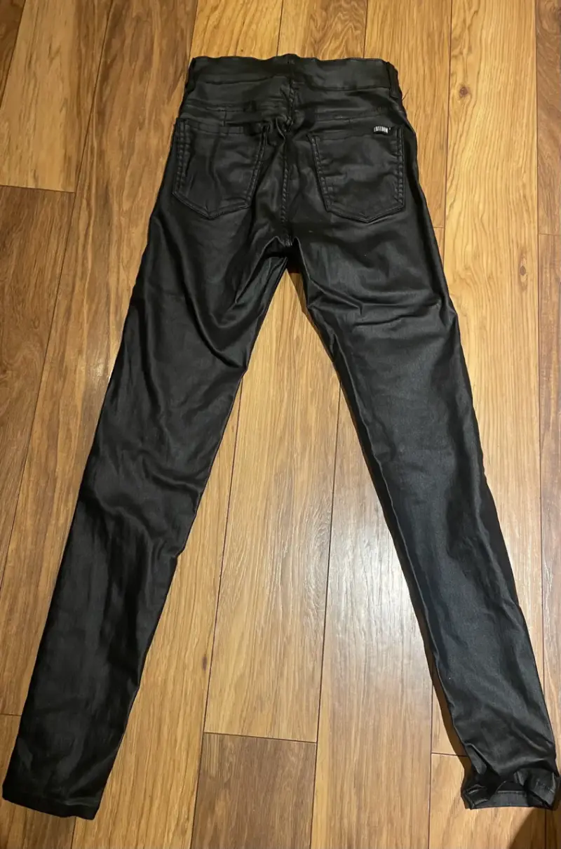Pantalones negros de cuero sintético para mujer - 2