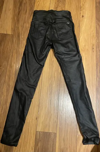 Pantalones negros de cuero sintético para mujer - miniatura 2