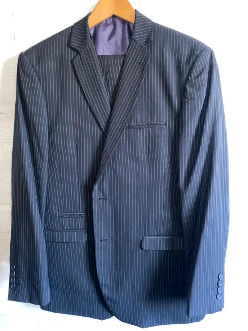 Traje de hombre a rayas marca About - 2