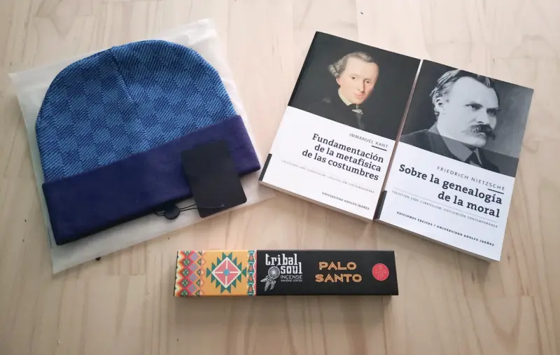 Pack gorro lana, libro, incienso. Ver descripción