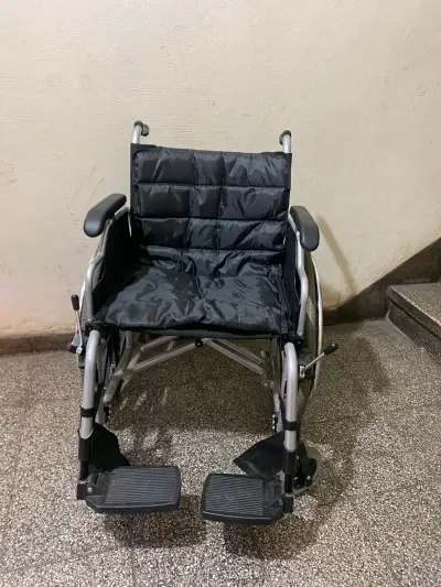 Silla de ruedas plegable en buen estado - miniatura 1