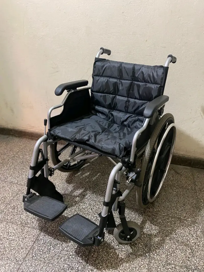Silla de ruedas plegable en buen estado - 2