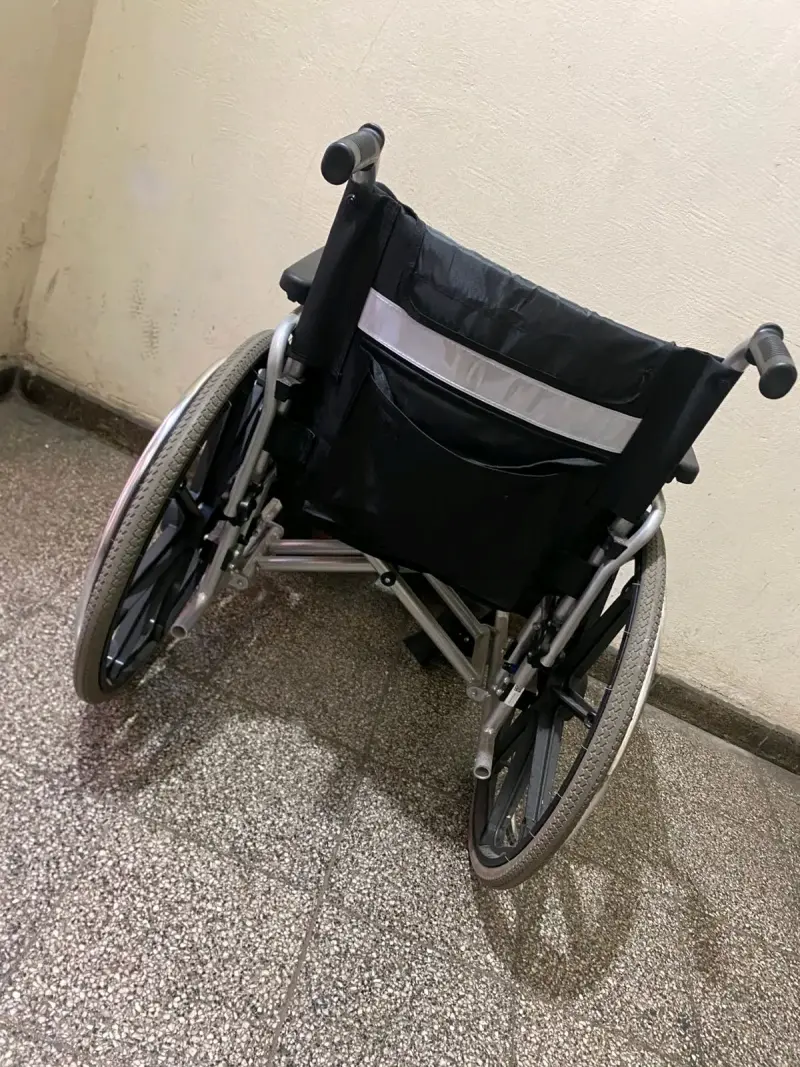 Silla de ruedas plegable en buen estado - 3