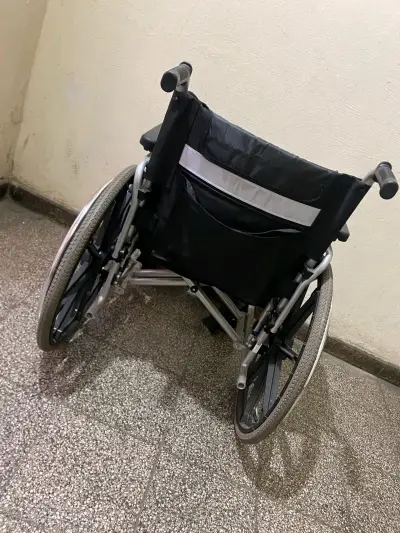 Silla de ruedas plegable en buen estado - miniatura 3