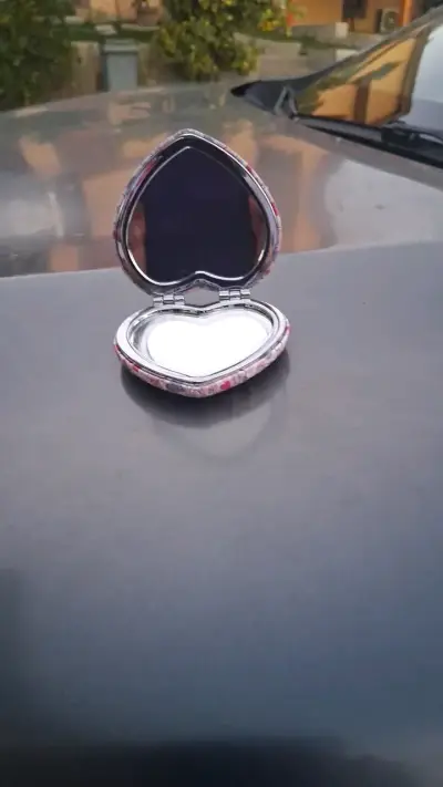 Espejo compacto de bolsillo en forma de corazón - miniatura 2