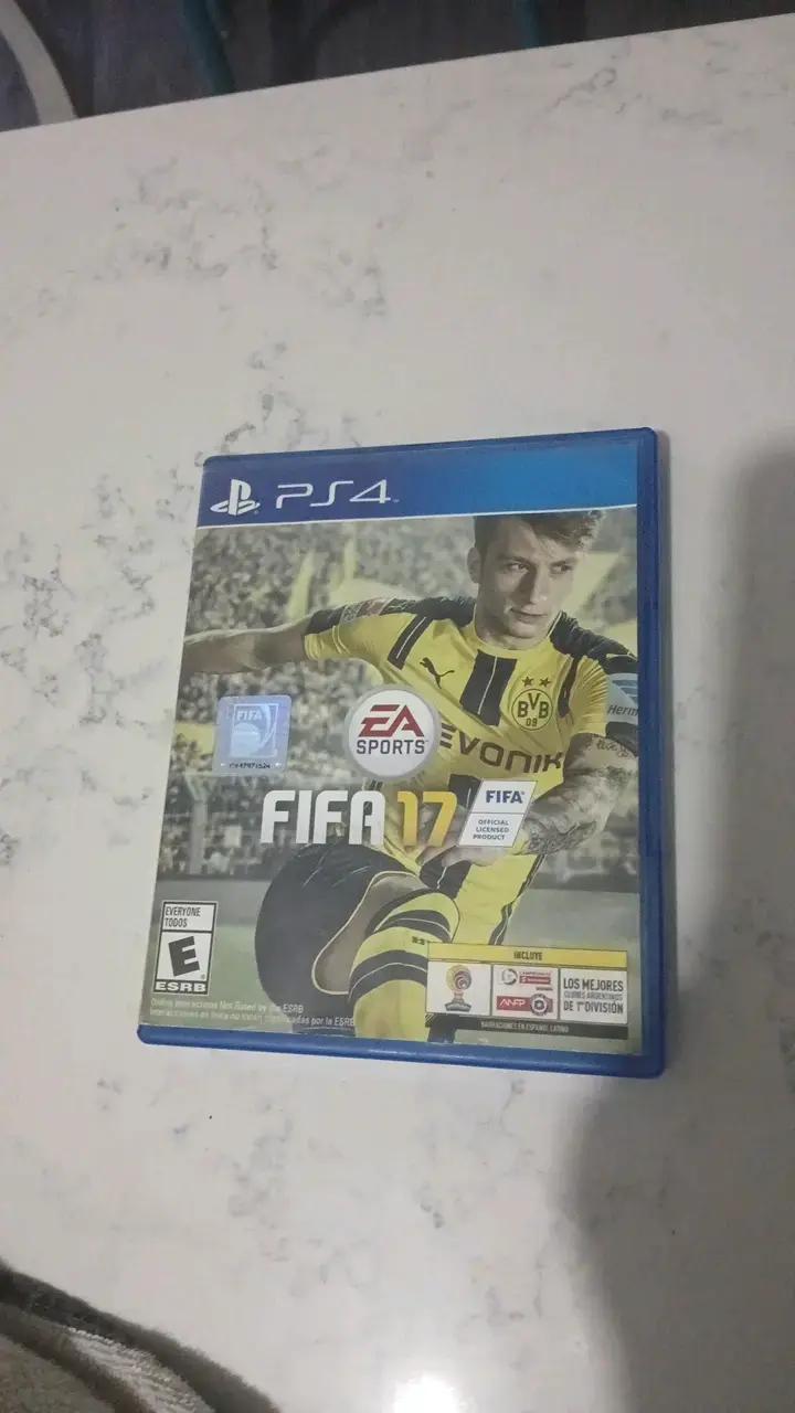 Juego FIFA 17 para PS4 en buen estado - 1