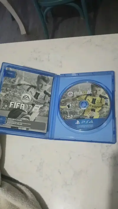 Juego FIFA 17 para PS4 en buen estado - miniatura 2