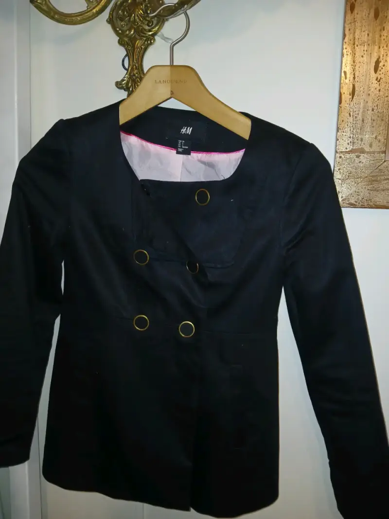 Chaqueta negra de mujer H&M con botones dorados - 1