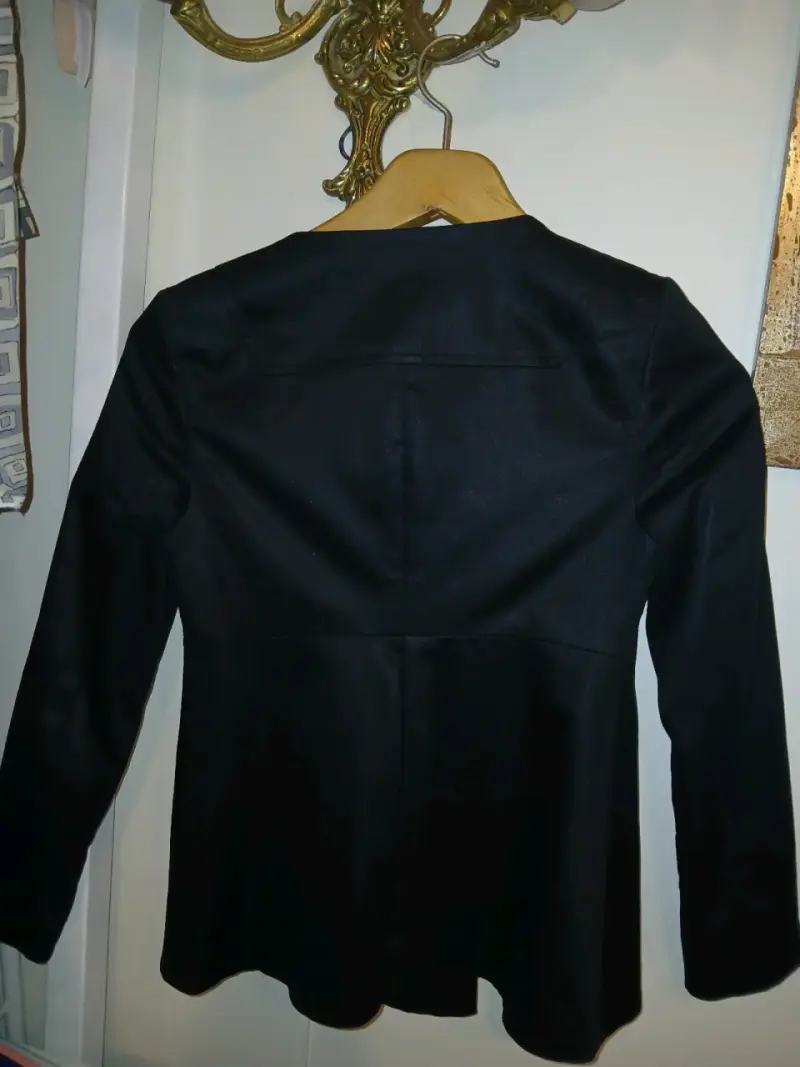 Chaqueta negra de mujer H&M con botones dorados - 2