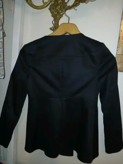 Chaqueta negra de mujer H&M con botones dorados - miniatura 2
