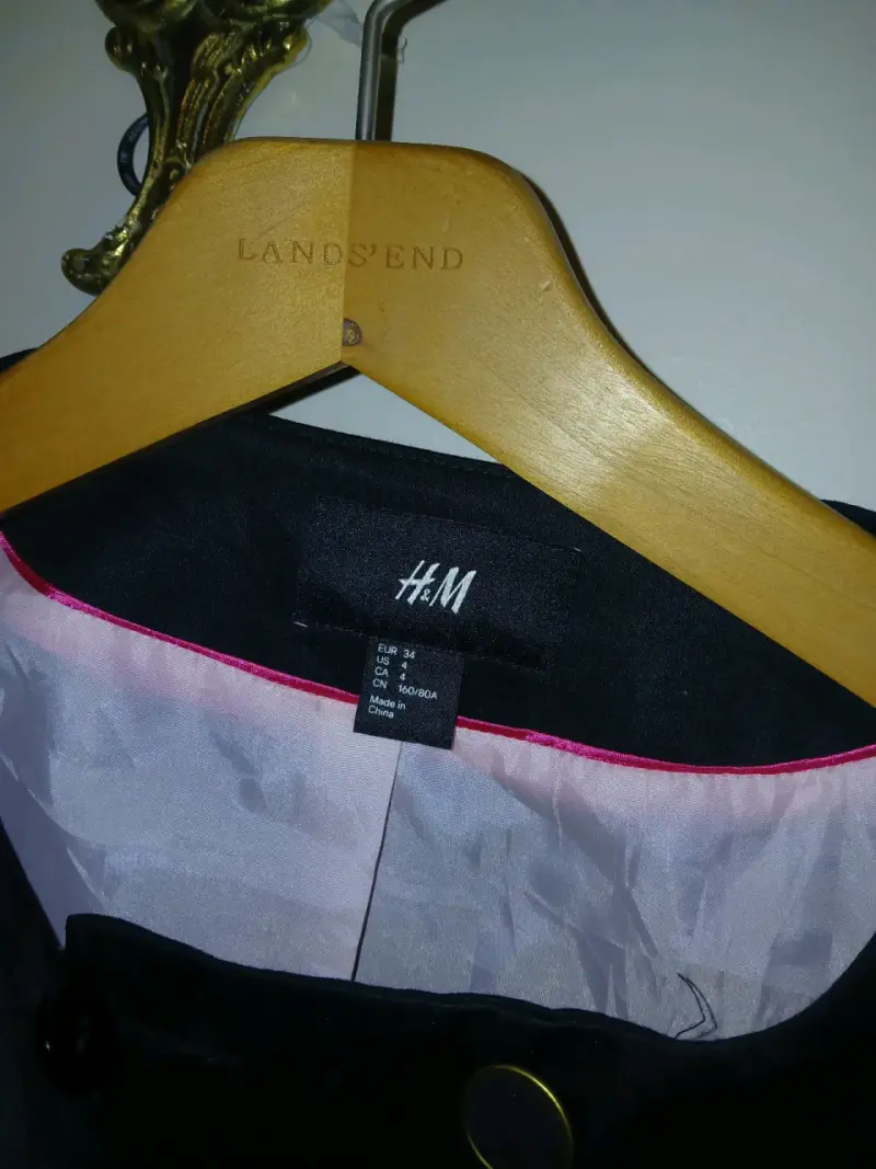 Chaqueta negra de mujer H&M con botones dorados - 3