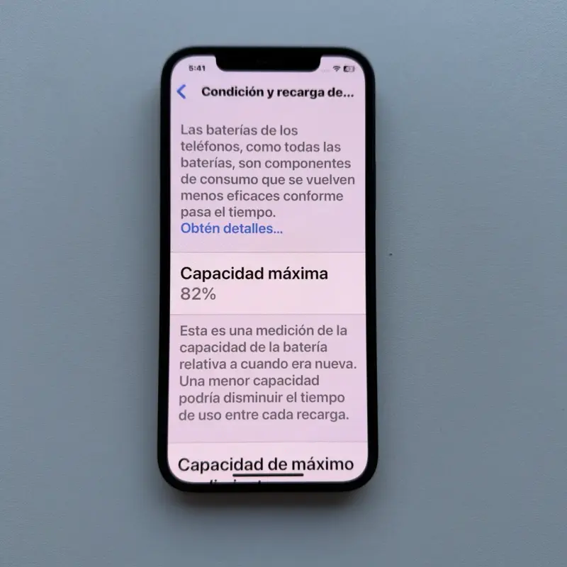 iPhone 12 en buen estado con batería al 82% - 2