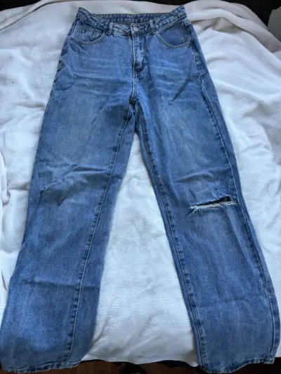 Jeans de mezclilla azul con diseño desgastado - miniatura 1