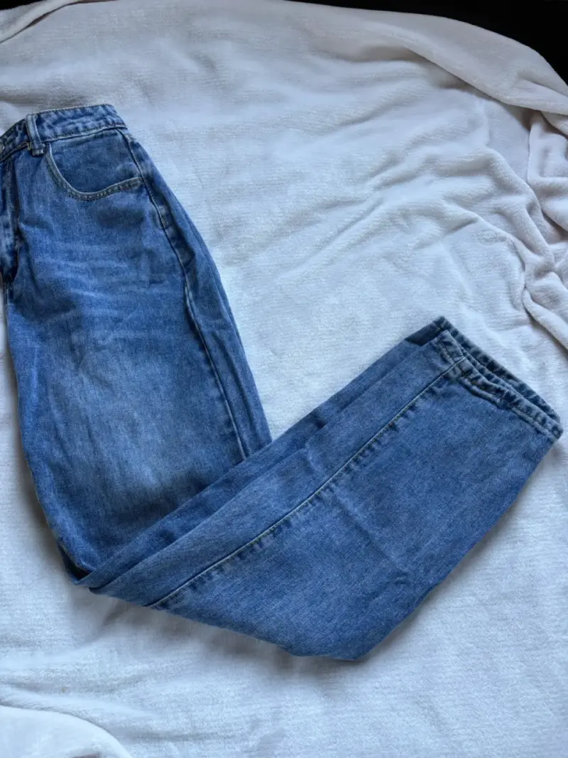 Jeans de mezclilla azul con diseño desgastado - 2