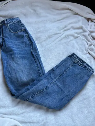 Jeans de mezclilla azul con diseño desgastado - miniatura 2