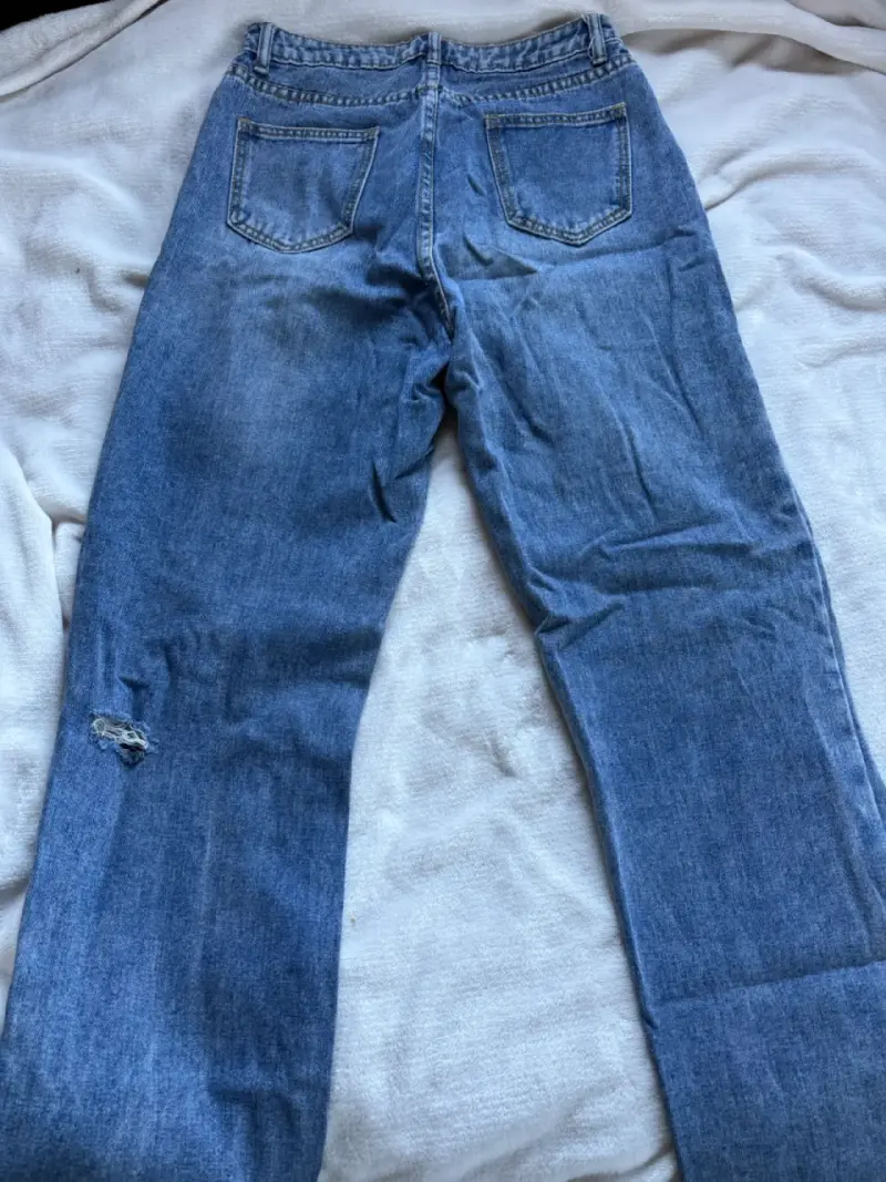 Jeans de mezclilla azul con diseño desgastado - 3